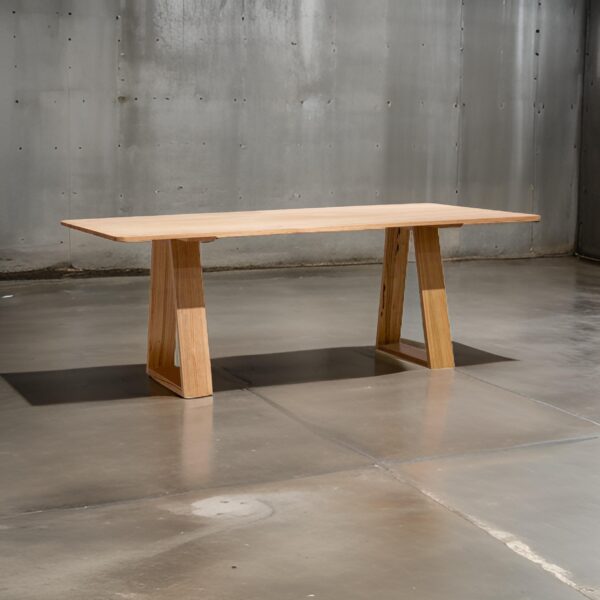 Sellecks Dining table