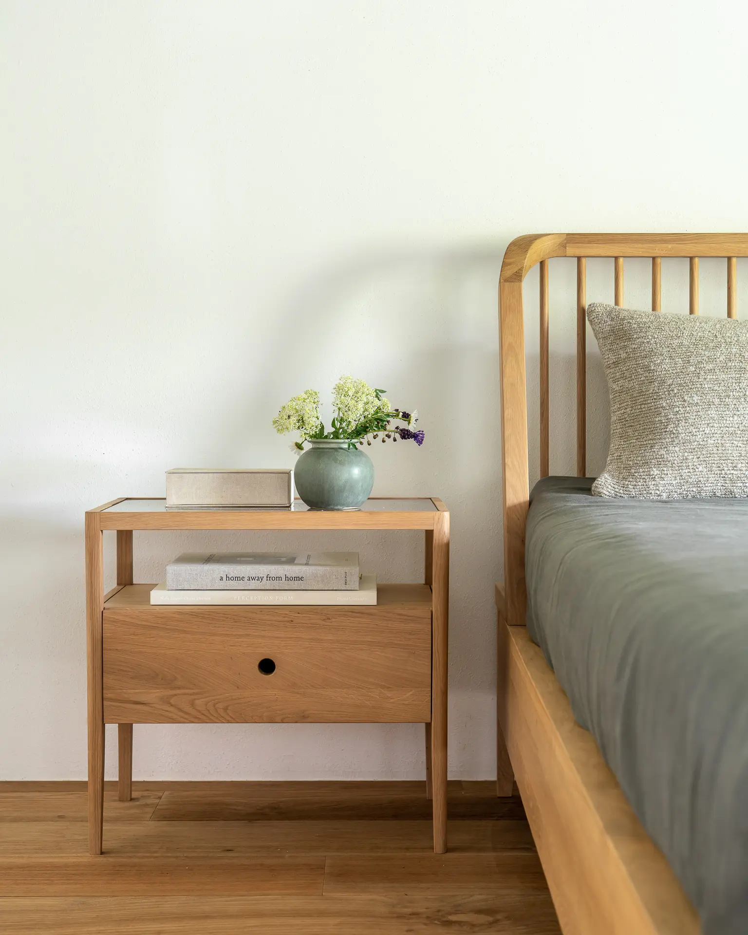 Oak Spindle bedside table 1 dr - Image 5